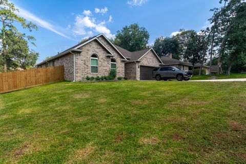 Photo of 1460 River Oaks Drive, Huntsville, TX 77340 (MLS # 48225256)