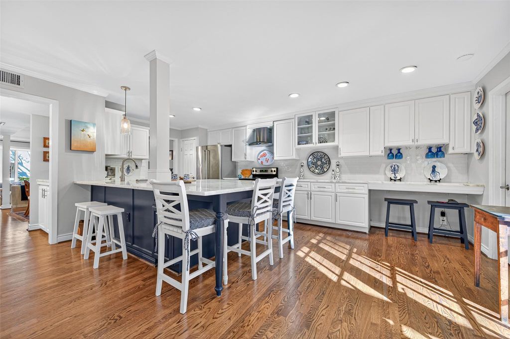 Photo of 8932 Chatsworth Drive #8932, Houston, TX 77024 (MLS # 5512531)
