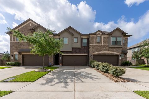 Townhouse For Sale - 3819 Lancer Circle<br/> Pearland, TX 77581