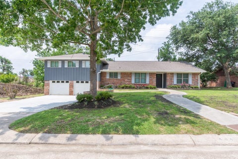 Photo of 606 Scenic Drive, Baytown, TX 77521 (MLS # 76019539)