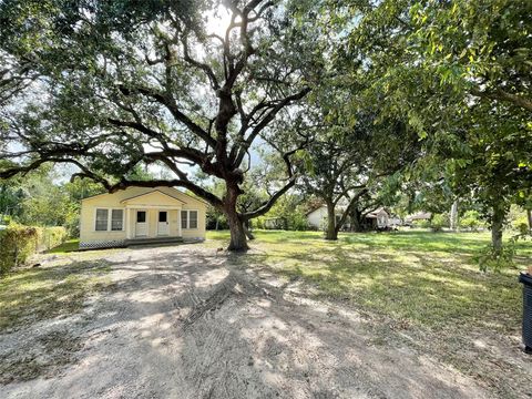 Photo of 813 Nursery Road, Clute, TX 77531 (MLS # 21072383)