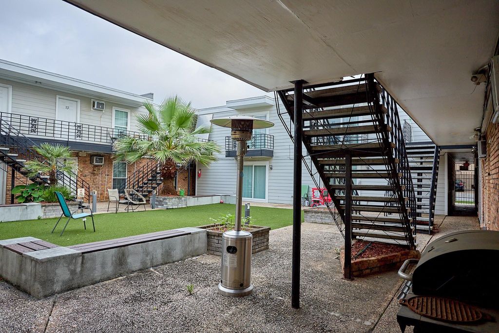 Photo of 1419 Hawthorne #29, Houston, TX 77006 (MLS # 95668196)