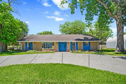 Photo of 1218 S Johnson Street, Alvin, TX 77511 (MLS # 54114097)