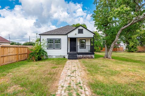 Photo of 727 Park Drive, La Porte, TX 77571 (MLS # 77918870) Photo of 727 Park Drive, La Porte, TX 77571 (MLS # 77918870)