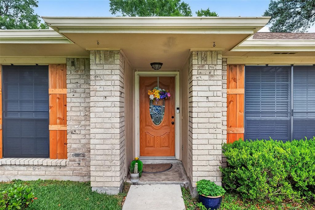 Photo of 2928 Laurelridge Dr, League City, TX 77573 (MLS # 54480364)