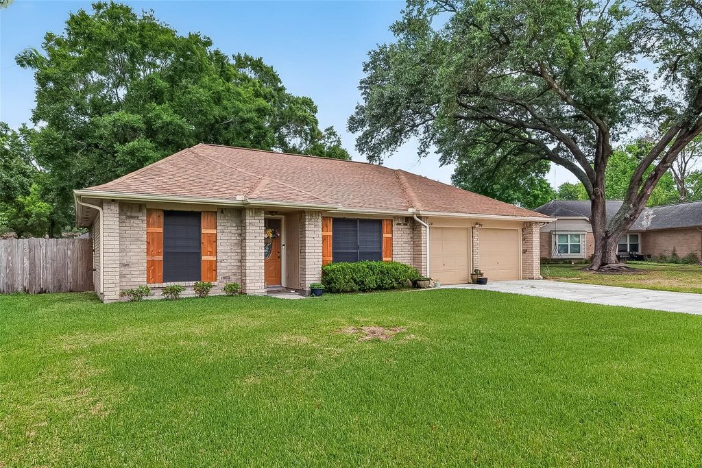 Photo of 2928 Laurelridge Dr, League City, TX 77573 (MLS # 54480364)
