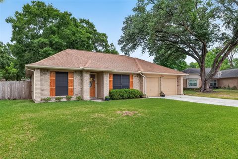 Photo of 2928 Laurelridge Dr, League City, TX 77573 (MLS # 54480364)