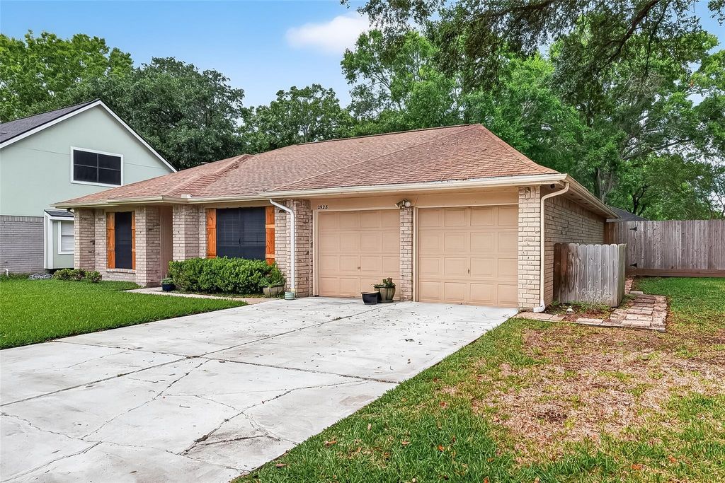 Photo of 2928 Laurelridge Dr, League City, TX 77573 (MLS # 54480364)
