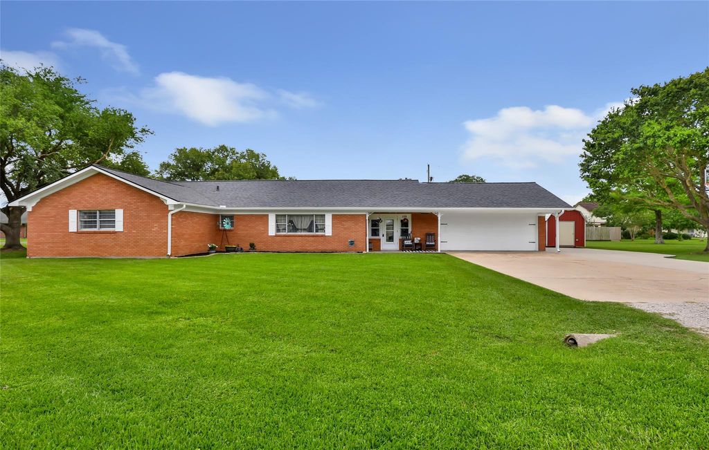 Photo of 106 Lynn Street Street, Anahuac, TX 77514 (MLS # 27809352)