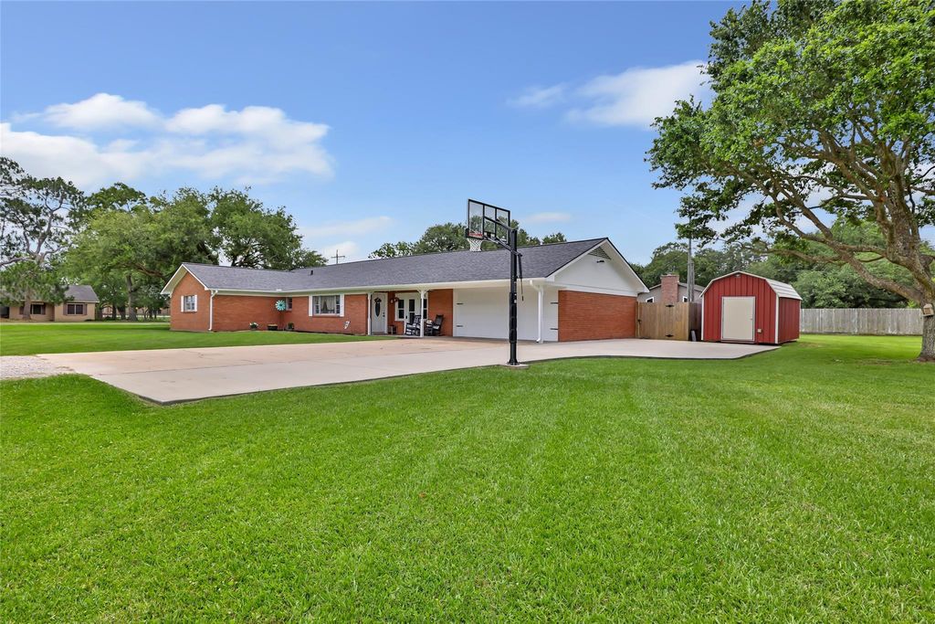 Photo of 106 Lynn Street Street, Anahuac, TX 77514 (MLS # 27809352)