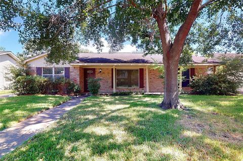 Photo of 5850 Braesheather Drive, Houston, TX 77096 (MLS # 10596762)