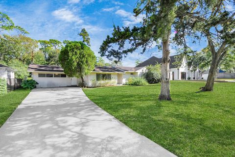 Photo of 850 Pecanwood Lane, Houston, TX 77024 (MLS # 28013629)