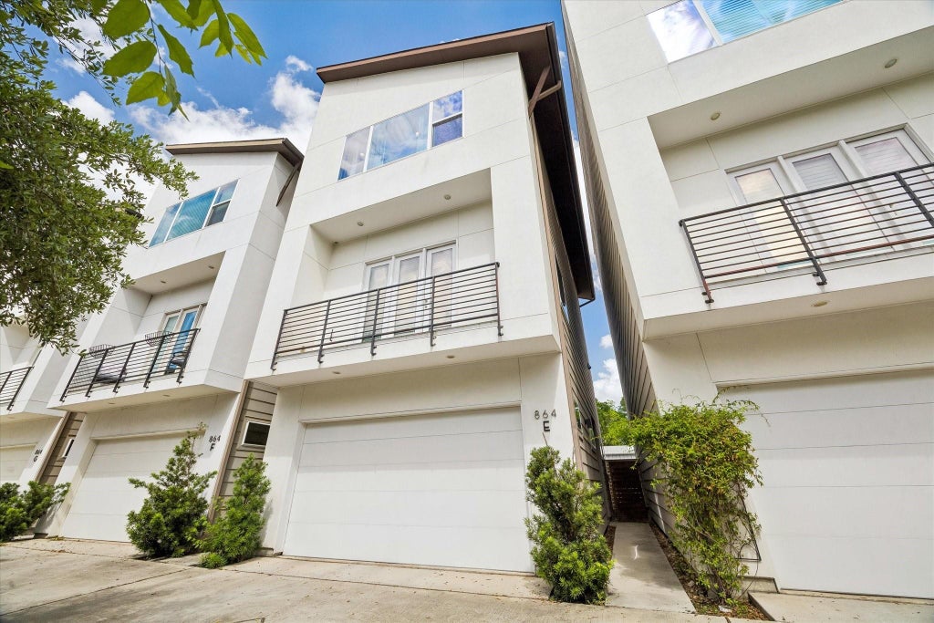 Photo of 864 Wakefield Drive #E, Houston, TX 77018 (MLS # 22102040)