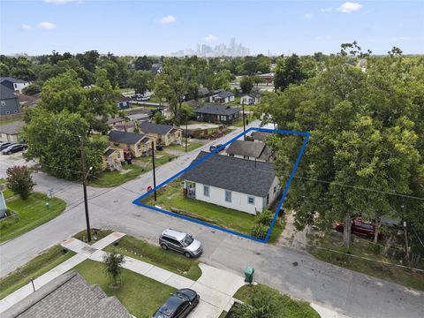 Photo of 5611 Nichols Street, Houston, TX 77020 (MLS # 15620135)