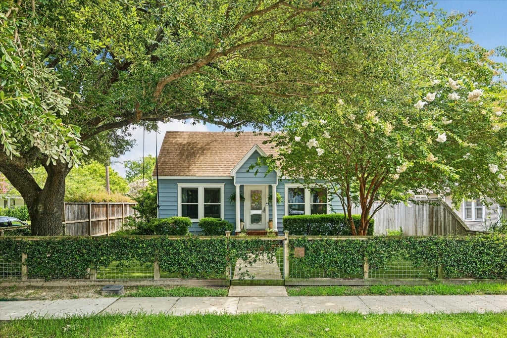 Photo of 230 E 25th Street, Houston, TX 77008 (MLS # 25895845)