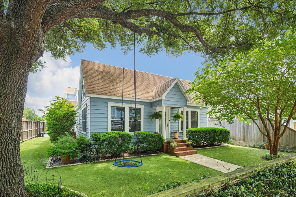 Photo of 230 E 25th Street, Houston, TX 77008 (MLS # 25895845)