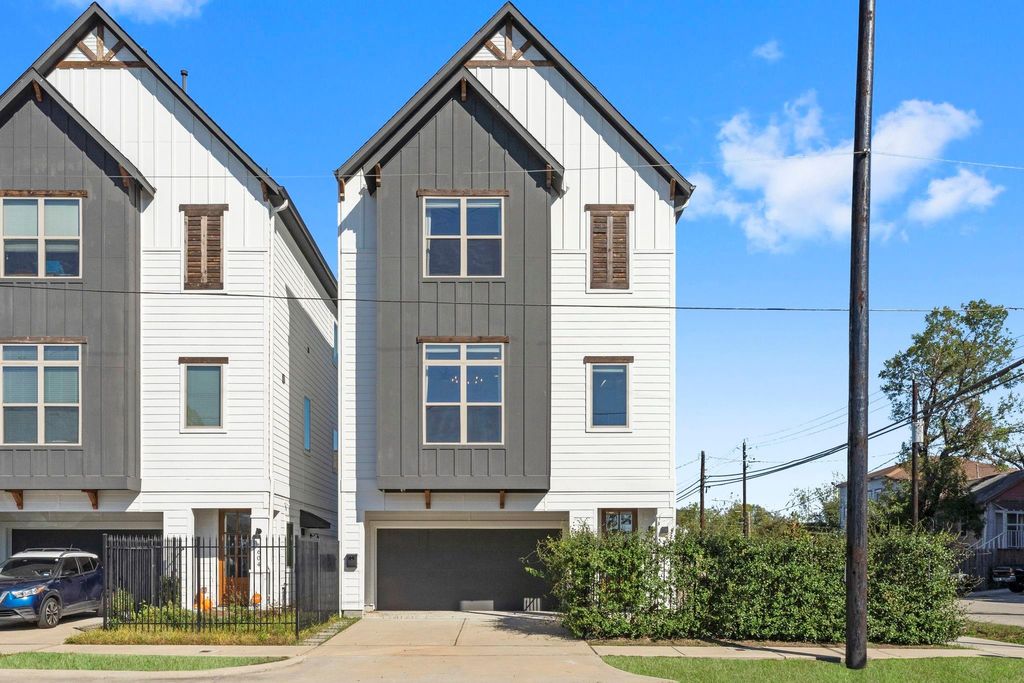 Photo of 1602 Chestnut Street, Houston, TX 77009 (MLS # 31257332)