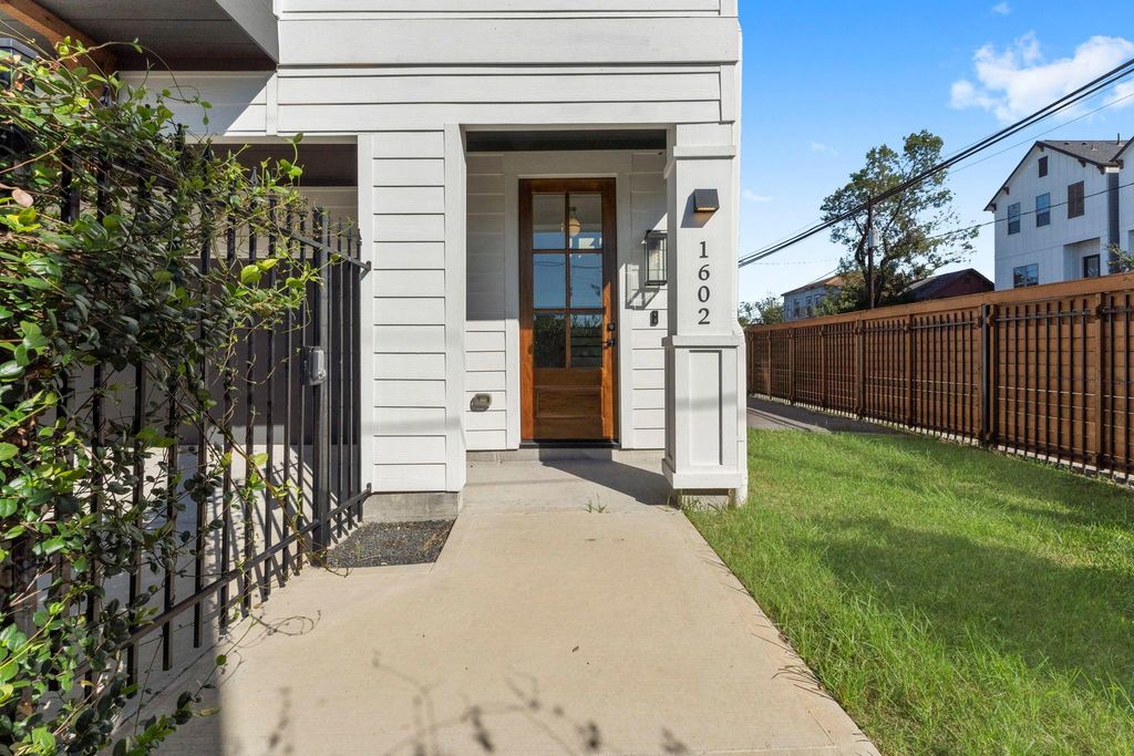 Photo of 1602 Chestnut Street, Houston, TX 77009 (MLS # 31257332)