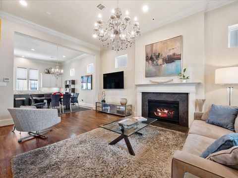 Photo of 249 E 27th Street, Houston, TX 77008 (MLS # 30975252)