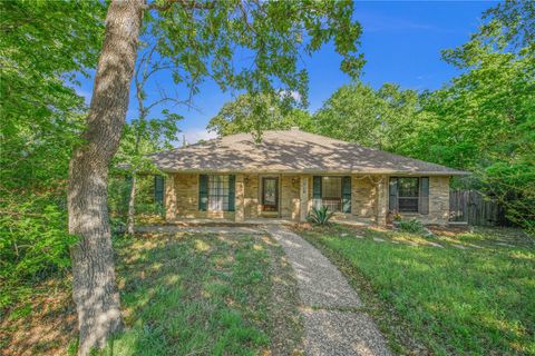 Homes For Sale - 2707 Teakwood Court<br/> College Station, TX 77845