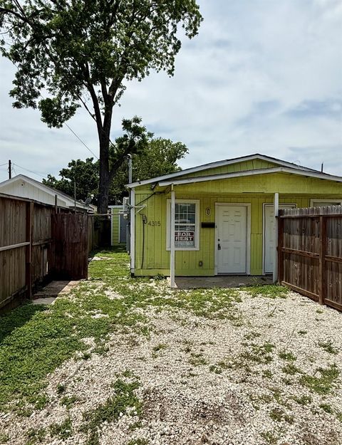 Photo of 4315 Chapman Street, Houston, TX 77009 (MLS # 49736270)