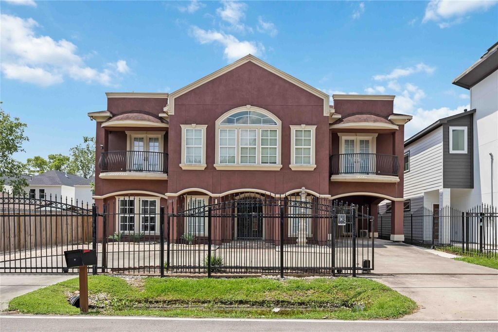 Photo of 5027 Creekmont Drive, Houston, TX 77091 (MLS # 17874710)