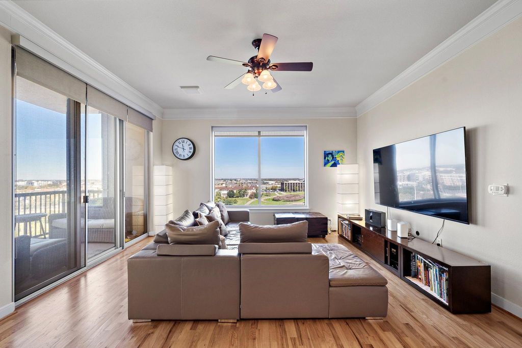 Photo of 3333 Allen Parkway #1309, Houston, TX 77019 (MLS # 45062722)