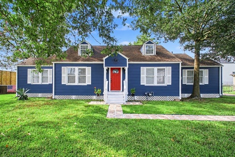 Photo of 801 Woodcrest Drive, Houston, TX 77018 (MLS # 13870562)