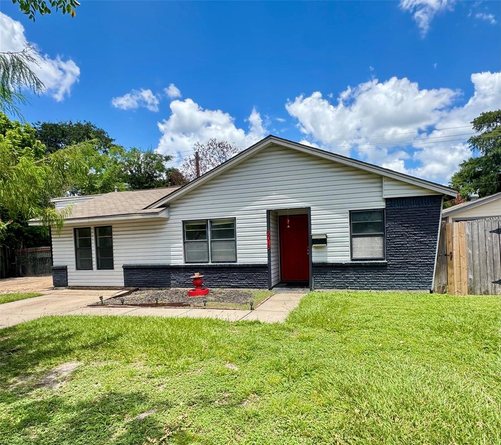Photo of 6018 W 43rd Street, Houston, TX 77092 (MLS # 36790910)