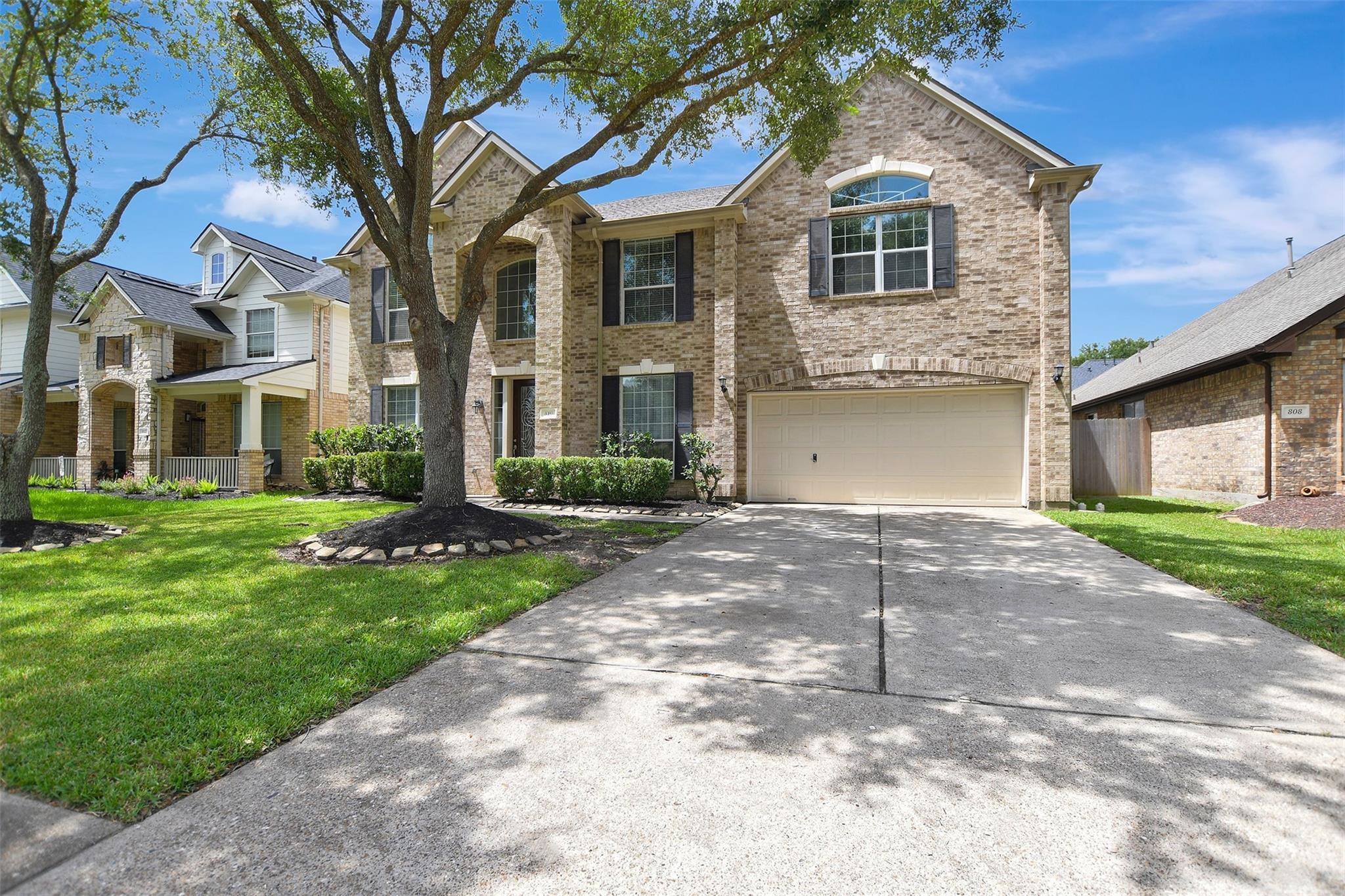 810 Almond Pointe