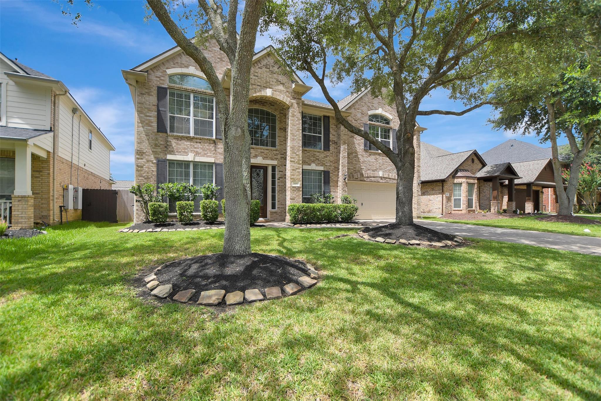 810 Almond Pointe