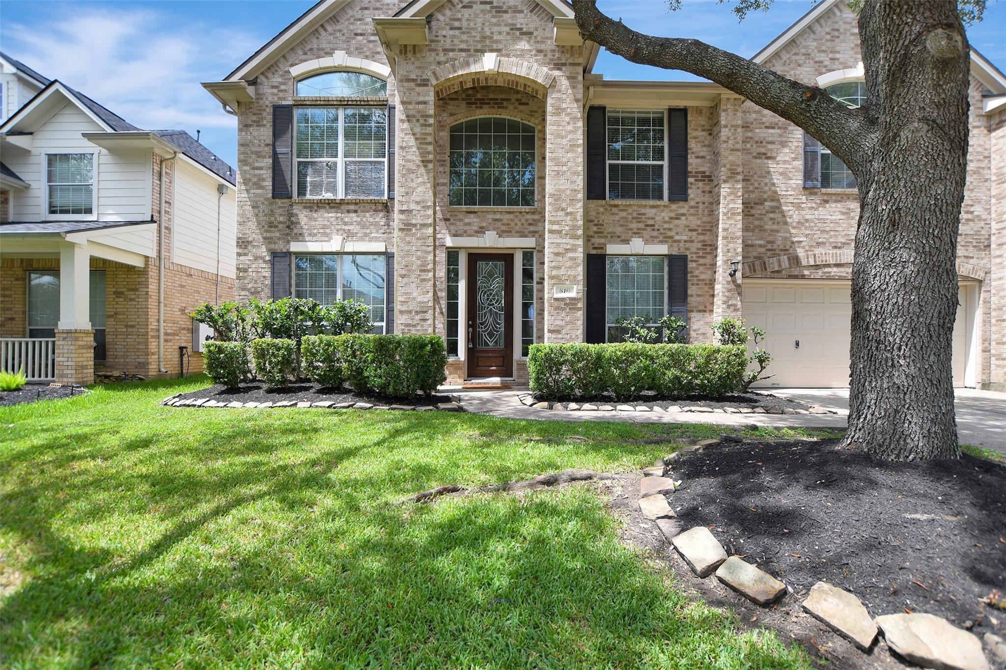 810 Almond Pointe