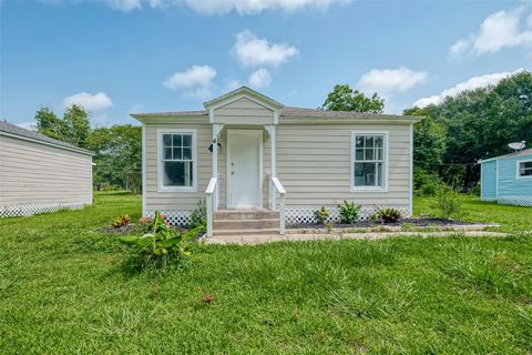 Photo of 4 Jennische Street, Baytown, TX 77520 (MLS # 48124558) Photo of 4 Jennische Street, Baytown, TX 77520 (MLS # 48124558)