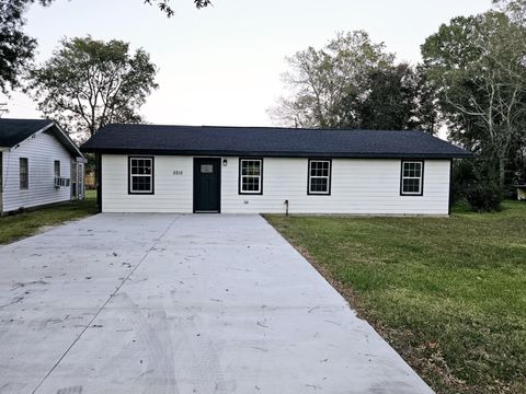 Photo of 5215 Parkview Drive, Beaumont, TX 77705 (MLS # 16724389)