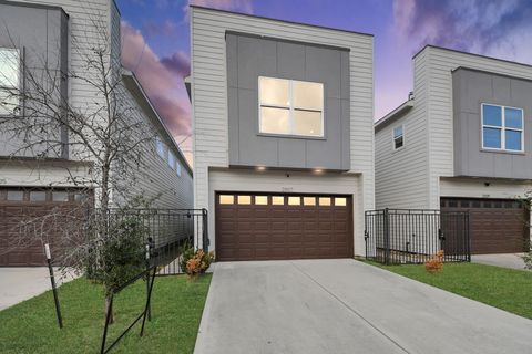 Photo of 2507 Des Chaumes Street, Houston, TX 77026 (MLS # 22460020)