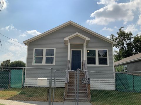 Photo of 323 E Murrill Street, Baytown, TX 77520 (MLS # 74367518)