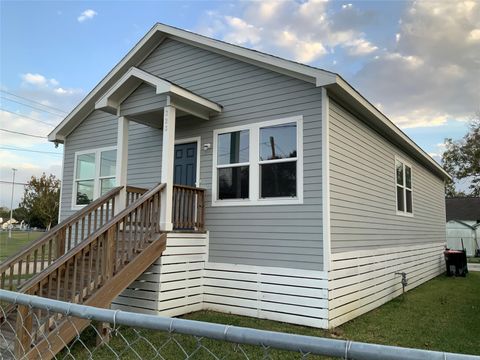 Photo of 323 E Murrill Street, Baytown, TX 77520 (MLS # 74367518)