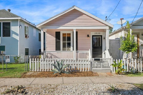 Photo of 2520 Ave L, Galveston, TX 77550 (MLS # 22542953)