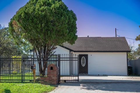 Photo of 4803 Robertson Street, Houston, TX 77009 (MLS # 76217865)