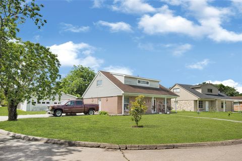 Photo of 17214 Woodburn Dr Drive, Houston, TX 77049 (MLS # 32935108)