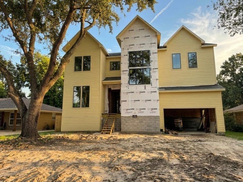 Homes For Sale - 2211 Stonecrest Drive<br/> Houston, TX 77018