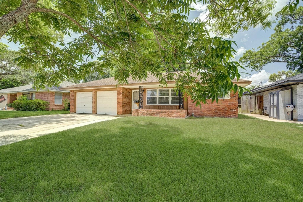Photo of 111 Carnation Street, Lake Jackson, TX 77566 (MLS # 29147843)