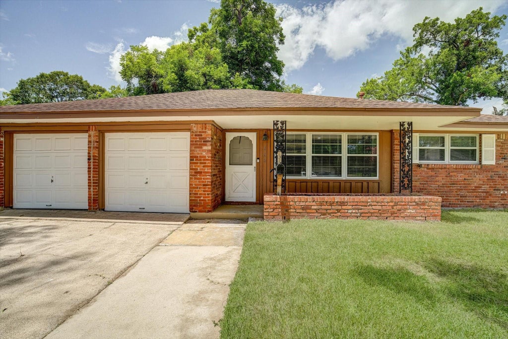 Photo of 111 Carnation Street, Lake Jackson, TX 77566 (MLS # 29147843)