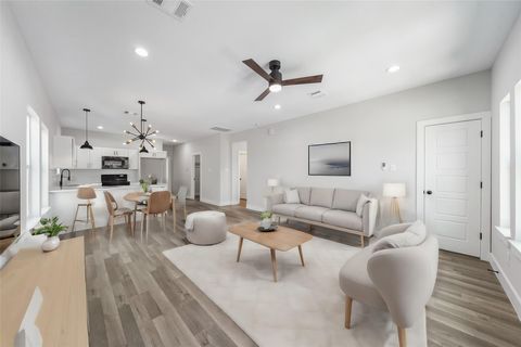 Photo of 230 E 38th Street, Houston, TX 77018 (MLS # 88479086)