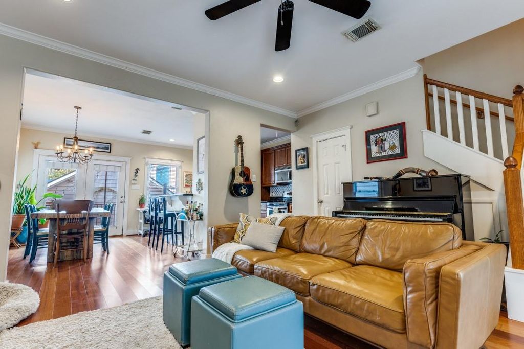 Photo of 1017 W 15th 1/2 Street, Houston, TX 77008 (MLS # 72997182)