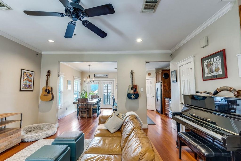 Photo of 1017 W 15th 1/2 Street, Houston, TX 77008 (MLS # 72997182)