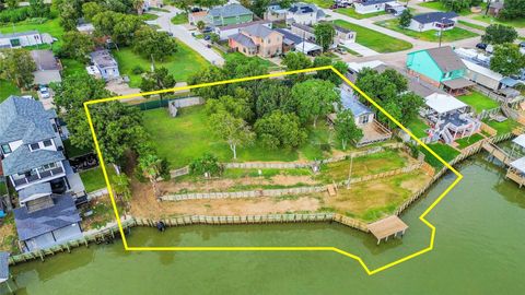 Photo of 3014 Bay Oaks Harbor Drive, Baytown, TX 77523 (MLS # 39538718)