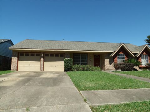 Photo of 303 Coronation Drive, Houston, TX 77034 (MLS # 95019187)