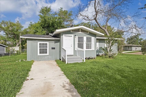 Photo of 613 Winding Way Street, Lake Jackson, TX 77566 (MLS # 46596730)