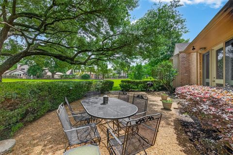 Photo of 6 Charleston Street S, Sugar Land, TX 77478 (MLS # 75934468)